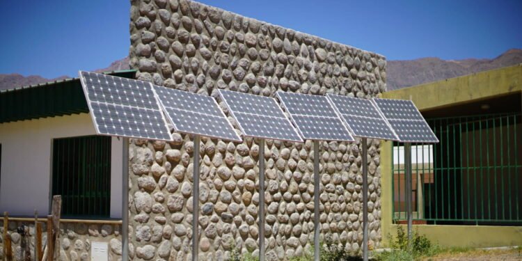 PERMER licita equipos de energía solar para 494 Centros de Salud rurales en 13 provincias