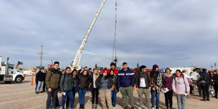 ESTUDIANTES DE GEOLOGÍA E HIDROCARBUROS VISITARON VACA MUERTA