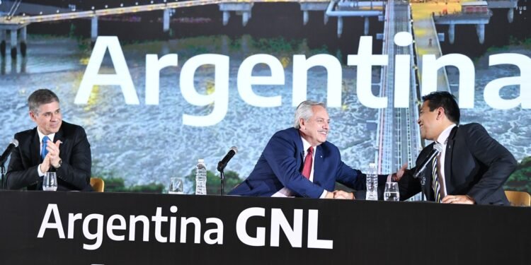 El presidente anunció un acuerdo entre YPF y Petronas para desarrollar una planta productora de GNL que cambiará la matriz energética del país